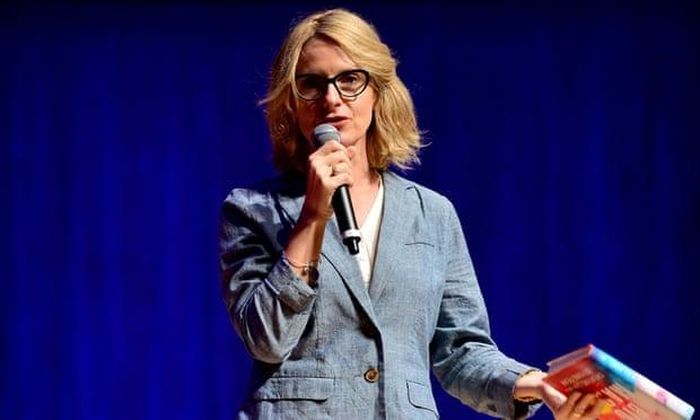 Tác giả Elizabeth Gilbert đã phải hoãn xuất bản sách vì những bình luận chỉ trích trên Goodreads