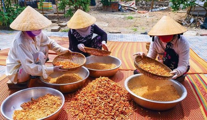 Công đoạn sàng sạch vỏ cho tôm khô trước khi phân loại và đóng gói
