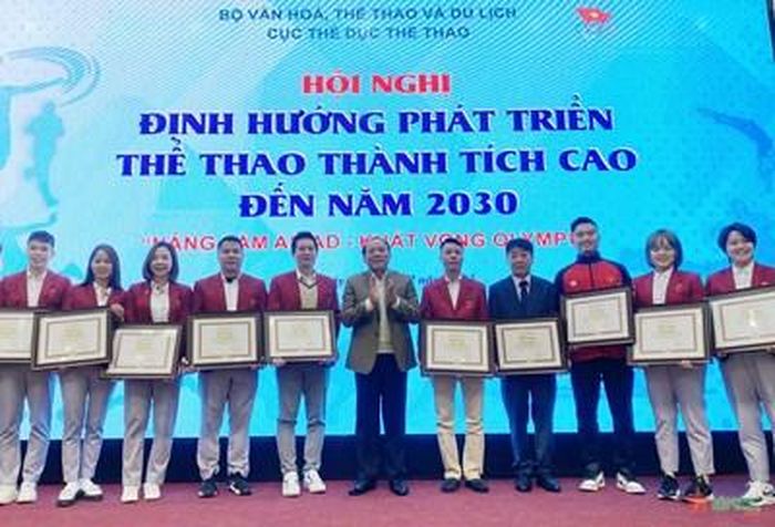 Đồng chí Nguyễn Văn Hùng trao Bằng khen tặng các huấn luyện viên, vận động viên và chuyên gia xuất sắc. 