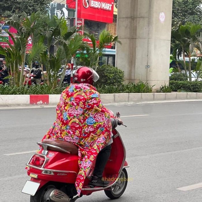 Bên cạnh những bình luận thể hiện sự thích thú không ít người lại phản đối cách chống rét của người đàn ông này. Ảnh: #hadongban