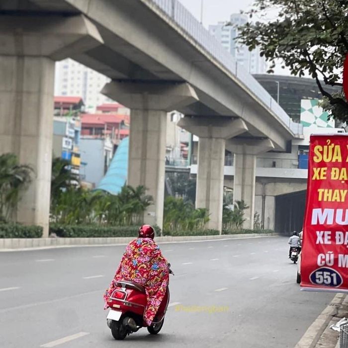 "Nhìn nguy hiểm quá, trong quá trình di chuyển, sẽ có lúc chăn tuột ra, vừa chạy xe vừa giữ chăn, ai chắc sẽ an toàn tuyệt đối", "Trời rét thật, nhưng làm như này thì quá nguy hiểm. Gió lớn phát thì bay luôn cả chăn gây mất mạng như chơi",...là những bình luận của cư dân mạng. Ảnh: #hadongban