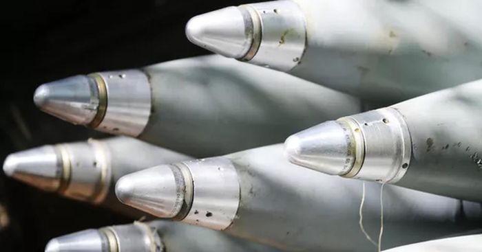Thứ ba, NATO cũng lo ngại rằng Triều Tiên, quốc gia đã tích lũy được một lượng đạn pháo dù không xác định (nhưng chắc chắn là sẽ rất lớn), sẽ “thầm lặng” cung cấp cho Nga.