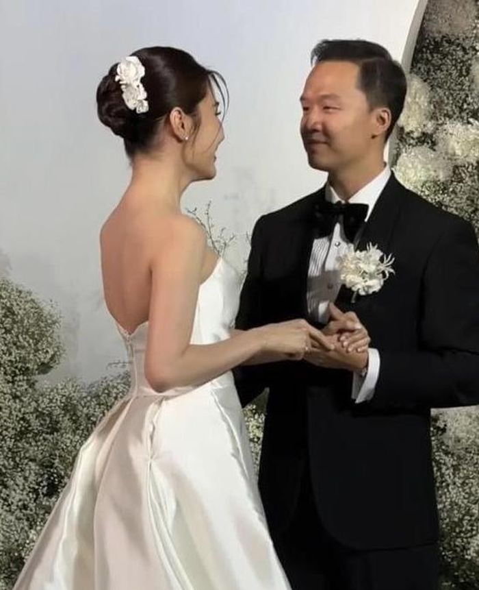  Sau nhiều năm yêu nhau, Diễm My và Vinh Nguyễn về chung một nhà. Tối 21/12, họ tổ chức tiệc cưới tại TPHCM với sự chứng kiến của hai bên gia đình, bạn bè thân thiết. 
