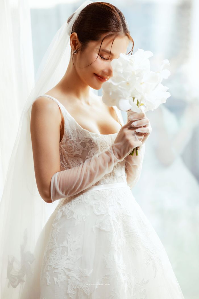  Điều đáng chú ý ở hôn lễ của 2 người là ảnh cưới được dựng dọc đường đi. Ngoài ra, đường lên sân khấu chính được tráng gương. Qua đó, Diễm My 9X muốn mô phỏng con sông Yarra tại Melbourne - nơi đã chứng kiến nhiều kỷ niệm đẹp giữa cô và chồng. 