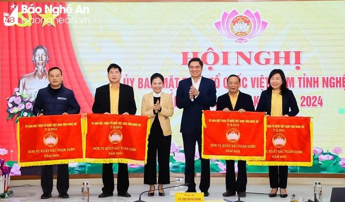 Lãnh đạo tỉnh trao Cờ Thi đua cho các đơn vị xuất sắc toàn diện năm 2023. Ảnh: T.L