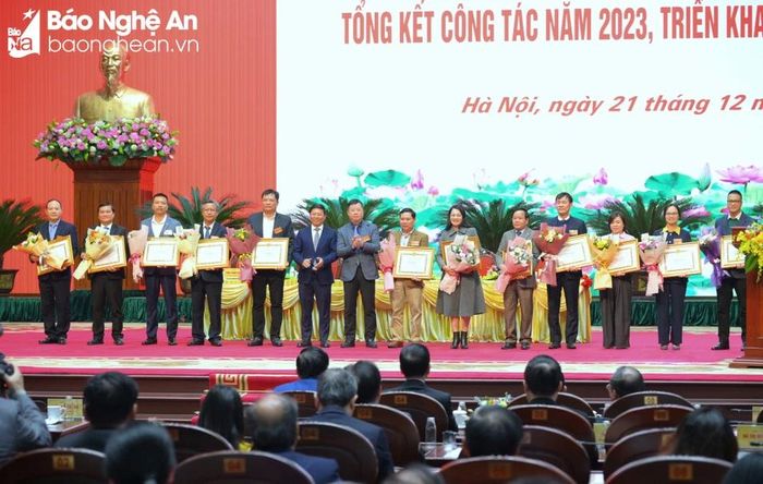 Ban Tuyên giáo Trung ương tặng Bằng khen cho các cơ quan báo chí đã có thành tích xuất sắc trong công tác thông tin, tuyên truyền thực hiện nhiệm vụ chính trị năm 2023. Ảnh: Thành Cường