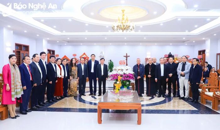 Đoàn đại biểu Tỉnh ủy, HĐND, UBND, Ủy ban MTTQ tỉnh Nghệ An chúc mừng Giáng sinh tại Tòa Giám mục Giáo phận Vinh. Ảnh: Thành Duy