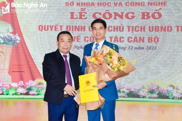 Phó Chủ tịch UBND tỉnh Nguyễn Văn Đệ trao Quyết định bổ nhiệm đồng chí Nguyễn Khắc Lâm giữ chức vụ Phó Giám đốc Sở Khoa học và Công nghệ. Ảnh: Thanh Lê