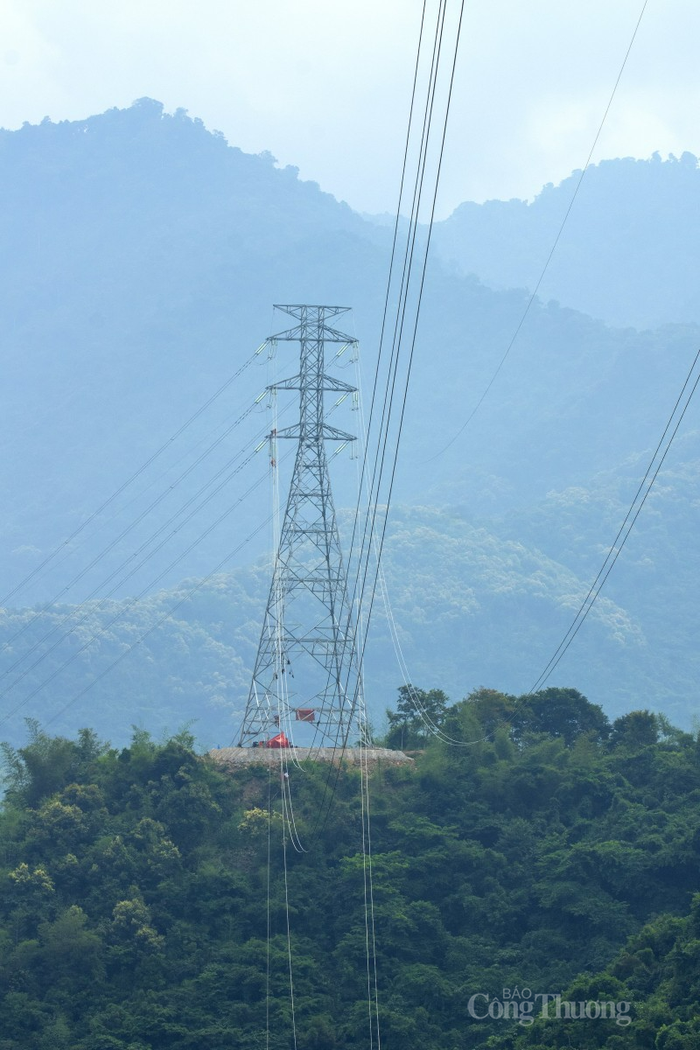 Đường dây 220kV Tương Dương-Nậm Mô được đầu tư xây dựng hoàn thành vào đầu năm 2023 phục vụ cho công tác mua điện từ Lào về Việt Nam cung cấp điện cho khu vực miền Bắc (Ảnh: Thu Hường)