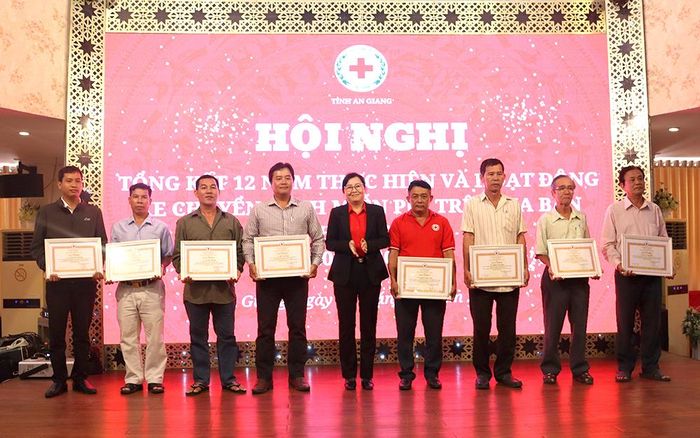 Khen thưởng 5 tập thể và 19 cá nhân có thành tích trong công tác chuyển bệnh miễn phí