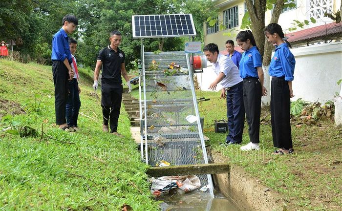 Thầy và trò Trường Tiểu học và THCS Sam Mứn (huyện Điện Biên) chế tạo máy vớt rác tự động. Ảnh: Nguyễn Hiền