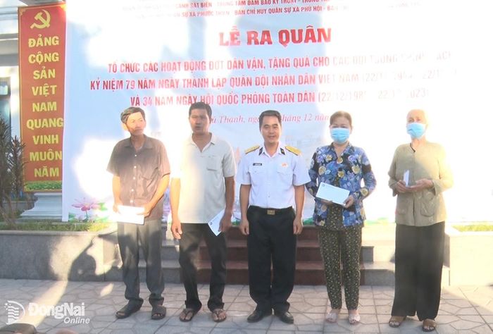 Tặng quà cho gia đình chính sách