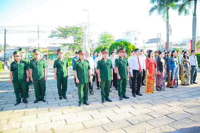 Đoàn đại biểu huyện Trảng Bom dâng hoa tại Nghĩa trang liệt sĩ huyện