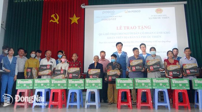 Đại diện Công ty TNHH Posco VST và xã Phước Thiền trao tặng quà cho hộ khó khăn