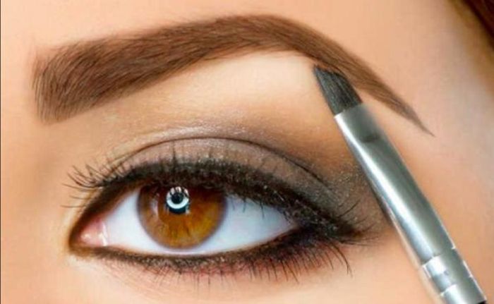 Phấn mắt màu tối giúp cho dáng chân mày của bạn tự nhiên và mềm mại.