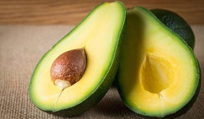 Người đang sử dụng thuốc nên tham khảo ý kiến của bác sĩ khi ăn bơ. (Ảnh minh họa)