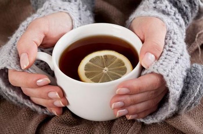 Uống đủ nước suốt cả ngày là một trong những điều hiệu quả nhất để cải thiện sức khỏe và tinh thần.