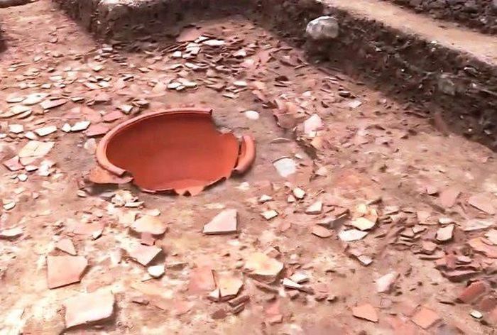 Chậu đất nung đường kính 1,2m phát hiện trong đợt khai quật 11 tại Hoàng thành Thăng Long. Nguồn: VTV.