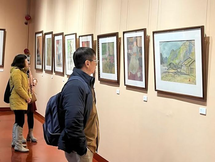 Không gian triển lãm “Họa sĩ Linh Chi - Sống trong nghệ thuật”