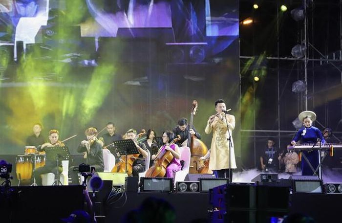 Tiết mục biểu diễn hòa tấu nhạc cụ “Rực rỡ trời Nam” của dàn nhạc giao hưởng bán cồ điển Saigon Pop Orchestra. Ảnh: Hồng Giang - TTXVN
