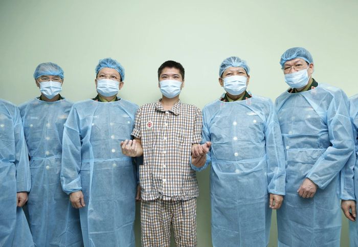 Bệnh nhân đầu tiên được ghép 2 tay chụp ảnh lưu niệm cùng thủ trưởng Bộ Quốc phòng và thủ trưởng bệnh viện.