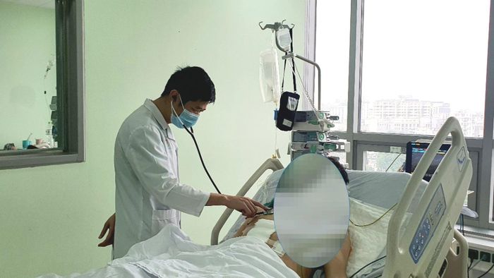Tiến sĩ Ngô Đình Trung, Chủ nhiệm Khoa Hồi sức ngoại khoa và ghép tạng khám cho người bệnh. 