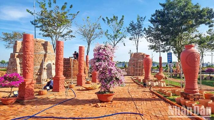 Một góc Công viên nghệ thuật gốm đỏ Vĩnh Long. 