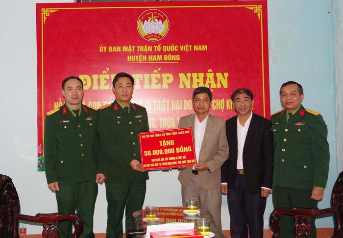 Trao tặng số tiền 50 triệu đồng cho bà con tiểu thương tại chợ Nam Đông đã bị hỏa hoạn