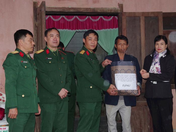 Bộ CHQS tỉnh TT-Huế và các Sở ban ngành trao tặng quà cho các gia đình chính sách có hoàn cảnh khó khăn tại xã Thượng Long