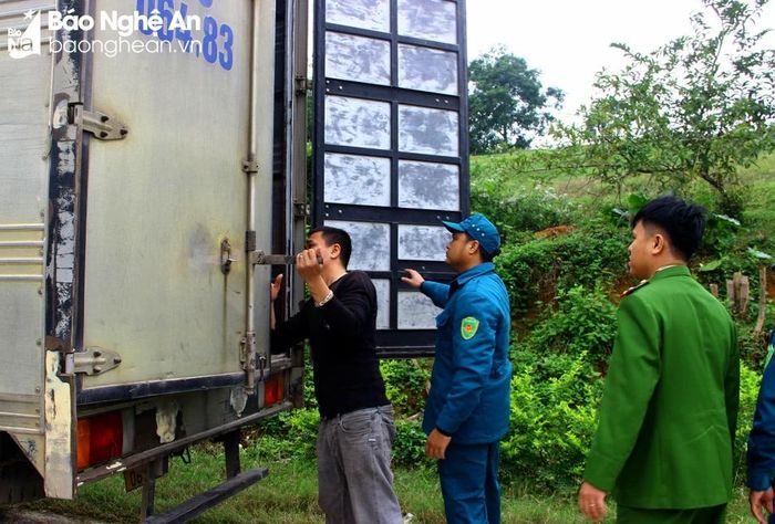  Lực lượng chức năng huyện Anh Sơn kiểm tra các xe chở hàng qua điểm chốt. Ảnh: Q.A 