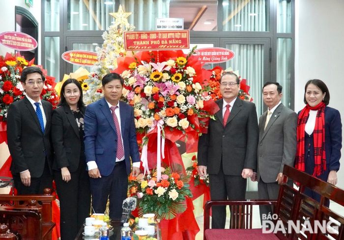 Phó Bí thư Thường trực Thành ủy Lương Nguyễn Minh Triết (thứ 3, trái sang) cùng lãnh đạo thành phố đến thăm, tặng hoa chúc mừng tại Ban Đại diện Hội thánh Tin lành thành phố Ảnh: N.QUANG