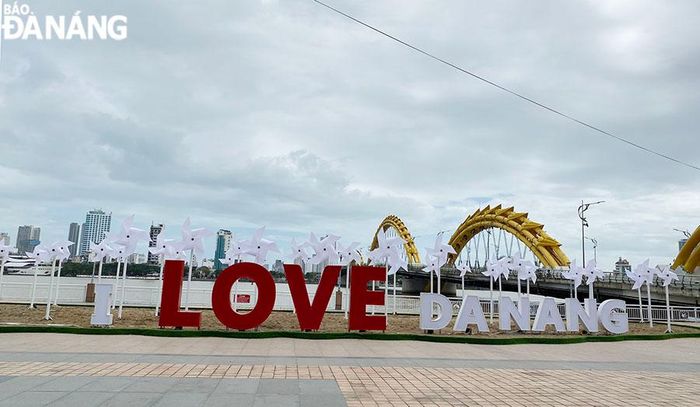 Mô hình chong chong I Love Da Nang được lắp đặt tại vị trí khuôn viên phía đuôi cầu Rồng để phục vụ người dân và du khách trong dịp năm mới.