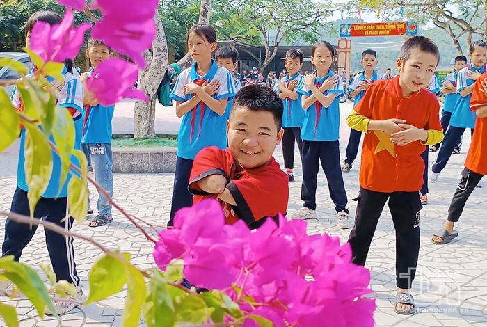 Dù đôi tay, đôi chân không lành lặn nhưng em Hoàng Quốc Hưng, lớp 5B, trường Tiểu học số 2 Minh Lập (Đồng Hỷ) là tấm gương sáng nỗ lực vươn lên. Trong cuộc thi “Chữ đẹp tuổi thơ” lần thứ nhất do Tạp chí Trẻ em Việt Nam tổ chức, Hưng được Ban Tổ chức trao giải Nghị lực.