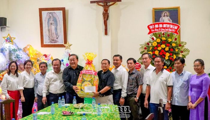 Đoàn chúc mừng Giáng sinh an lành, hạnh phúc Hạt Công giáo Cà Mau tại Nhà thờ Quản Long (Phường 2, TP Cà Mau).