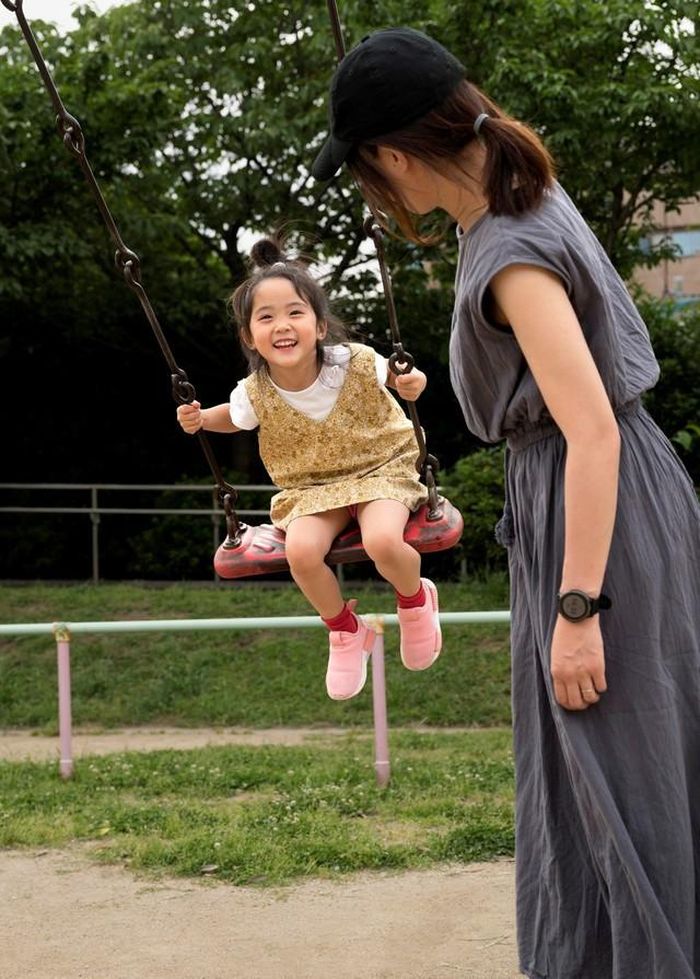 Vận động thường xuyên là một trong những cách bố mẹ có thể áp dụng để tăng cường đề kháng cho con