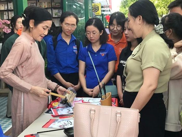 Hoạt động cho chữ thu hút nhiều sự chú ý của người dân