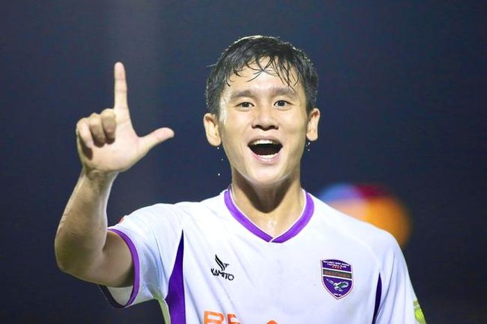 Cầu thủ 22 tuổi đang phát huy tài năng của mình ở sân chơi V-League. Ảnh: BBD