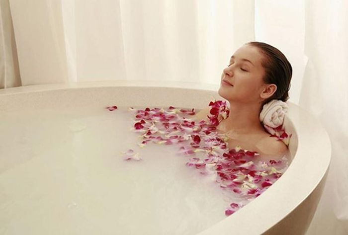 Tắm không chỉ là thói quen sinh hoạt mà còn tác động nhiều tới sức khỏe. Theo Trung y, tắm rửa vừa là thời gian giải phóng căng thẳng, vừa thúc đẩy quá trình lưu thông máu và “làm mới” cơ thể. Tây y cũng chỉ ra tắm đúng cách nâng cao hệ miễn dịch, làm đẹp da, tăng cường sự tuần hoàn máu. (Ảnh: BS, minh họa)