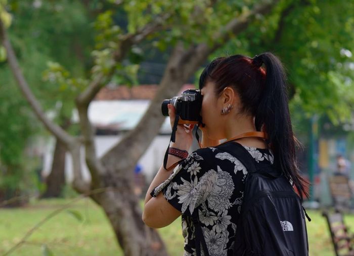 Một bạn trẻ ghi lại hình ảnh cuộc sống trong ánh nắng đầu ngày.