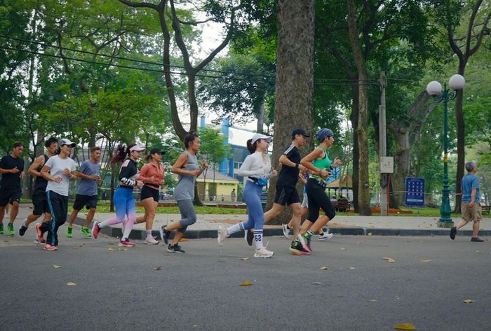 Sôi nổi nhất vẫn là những tốp chạy bộ quanh công viên, mang lại sự phấn khích vào buổi sớm.