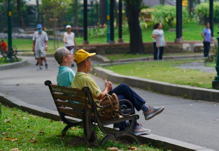 Bên cạnh các hoạt động thể dục, dưỡng sinh buổi sáng, đây còn là nơi lý tưởng để những người hưu trí gặp gỡ, trò chuyện trong không gian thoáng đãng, trong lành.