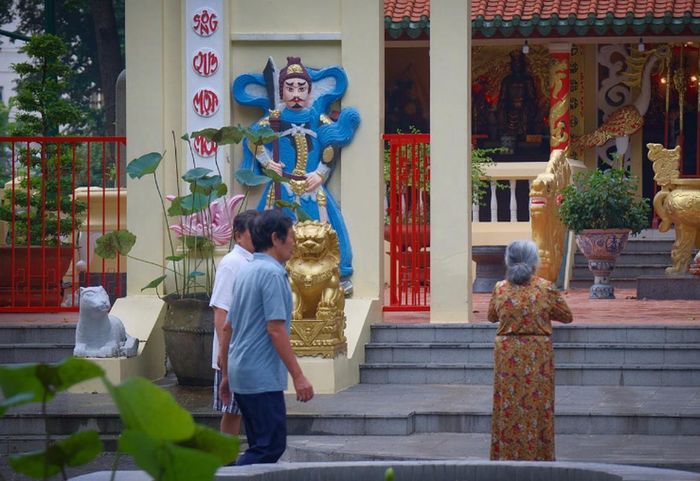 Nhiều người sau khi tập thể dục thường dành vài phút thành tâm trước Đền tưởng niệm các Vua Hùng, một công trình được xây dựng từ năm 1992.