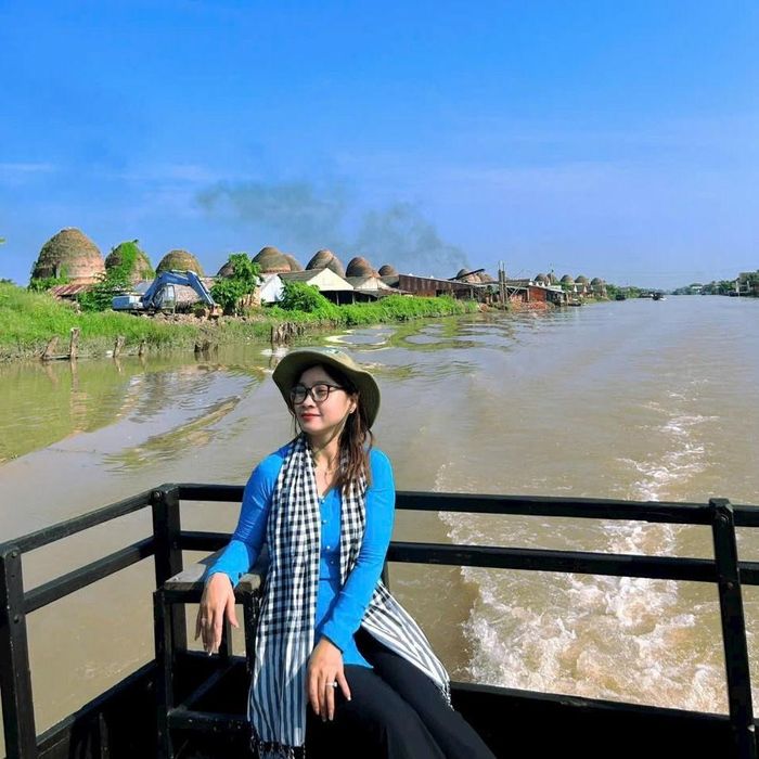 Ngồi trên tàu du lịch, du khách lưu lại ảnh kỷ niệm, khoảnh khắc chân thật, sống động về miền “Di sản đương đại Mang Thít”