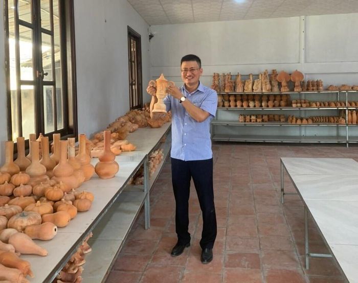 Du khách tham quan, mua quà lưu niệm từ sản phẩm gốm đỏ tại cơ sở sản xuất gạch, gốm Tư Buôi