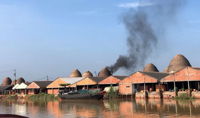 Nhìn xa xa hai bên dòng kênh Thầy Cai là “Vương quốc lò gạch”