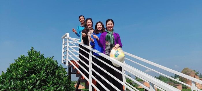 Check in tại điểm cà phê gạch, gốm Bé Hai bên dòng kênh Thầy Cai