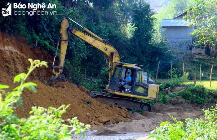  Máy móc được huy động hết công suất để phục vụ người dân cải tạo đất. Ảnh: Xuân Hoàng 