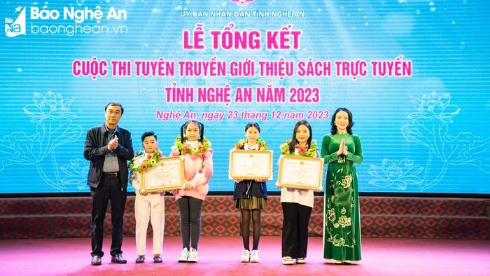  Lãnh đạo Ban Tuyên giáo Tỉnh ủy, Sở Văn hóa và Thể thao trao Bằng khen của Ủy ban nhân dân tỉnh cho học sinh, nhóm học sinh đạt giải Nhất cuộc thi. Ảnh: Minh Quân 