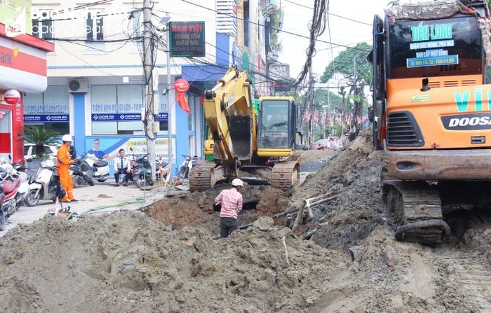  Thành phố Vinh cải tạo hệ thống tiêu thoát nước trên đường Lê Hồng Phong. Ảnh: Mai Hoa 