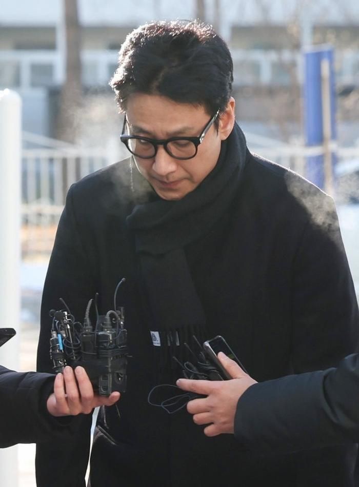 Lee Sun Gyun hiện đang bị điều tra với tư cách là kẻ phạm tội và nạn nhân.